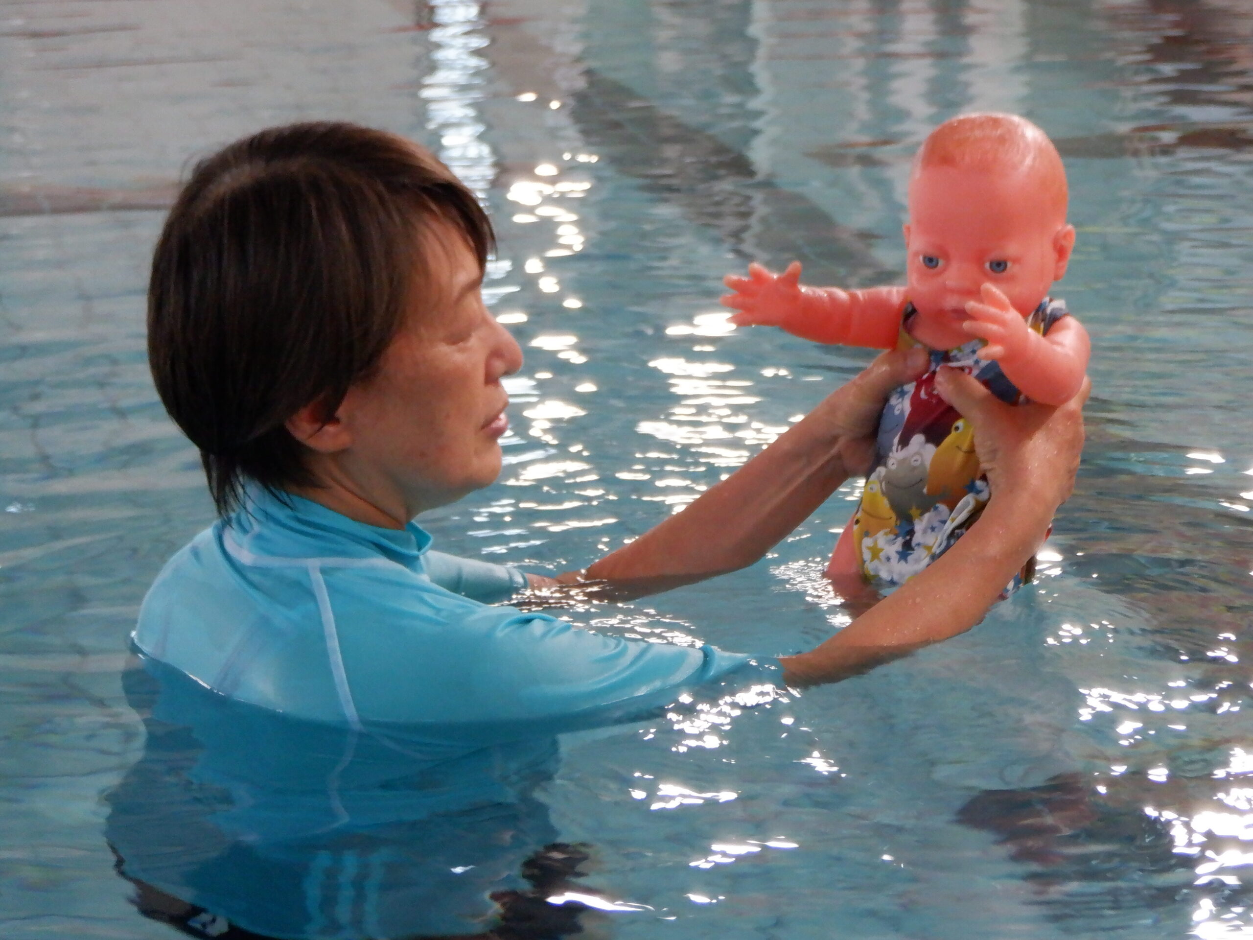 インファントスイム ワークショップ (INFANT SWIM WORKSHOP)は、 ベビースイミングの指導者のスキルアップ講習会です。「体験する→気づく→考える→行動する」を主体的に学び、人に伝える、教える力をつけることができるワークショップです。　　

親子・ベビースイミング インストラクターの方がISWを受講されると、 より専門的な知識や技術の向上を図ることができ、レッスンで自信を持って指導をすることができます。

ベビースイミングのスタッフ研修に最適です！！