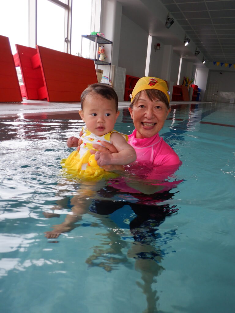 インファントスイム ワークショップ (INFANT SWIM WORKSHOP)は、 ベビースイミングの指導者のスキルアップ講習会です。「体験する→気づく→考える→行動する」を主体的に学び、人に伝える、教える力をつけることができるワークショップです。　　

親子・ベビースイミング インストラクターの方がISWを受講されると、 より専門的な知識や技術の向上を図ることができ、レッスンで自信を持って指導をすることができます。

ベビースイミングのスタッフ研修に最適です！！